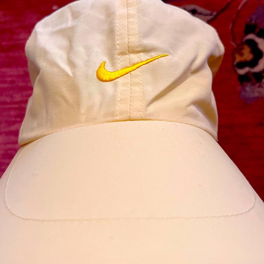 Light yellow Nike baseball cap